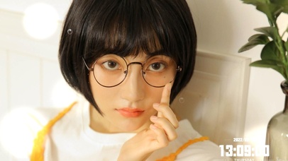 戴眼镜短发美女