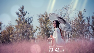 阳光下撑伞美少女