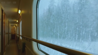 穿越雪原的火车