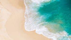 黄金沙滩碧绿的海浪