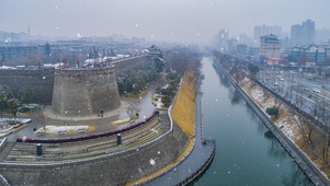 西安城墙雪花飞舞