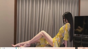 性感黄衣战袍美女 裸足大长腿