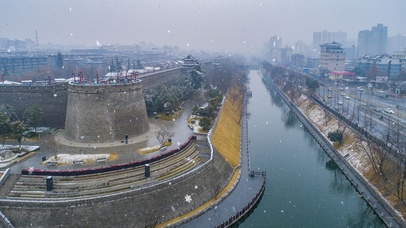 西安城墙雪花飞舞