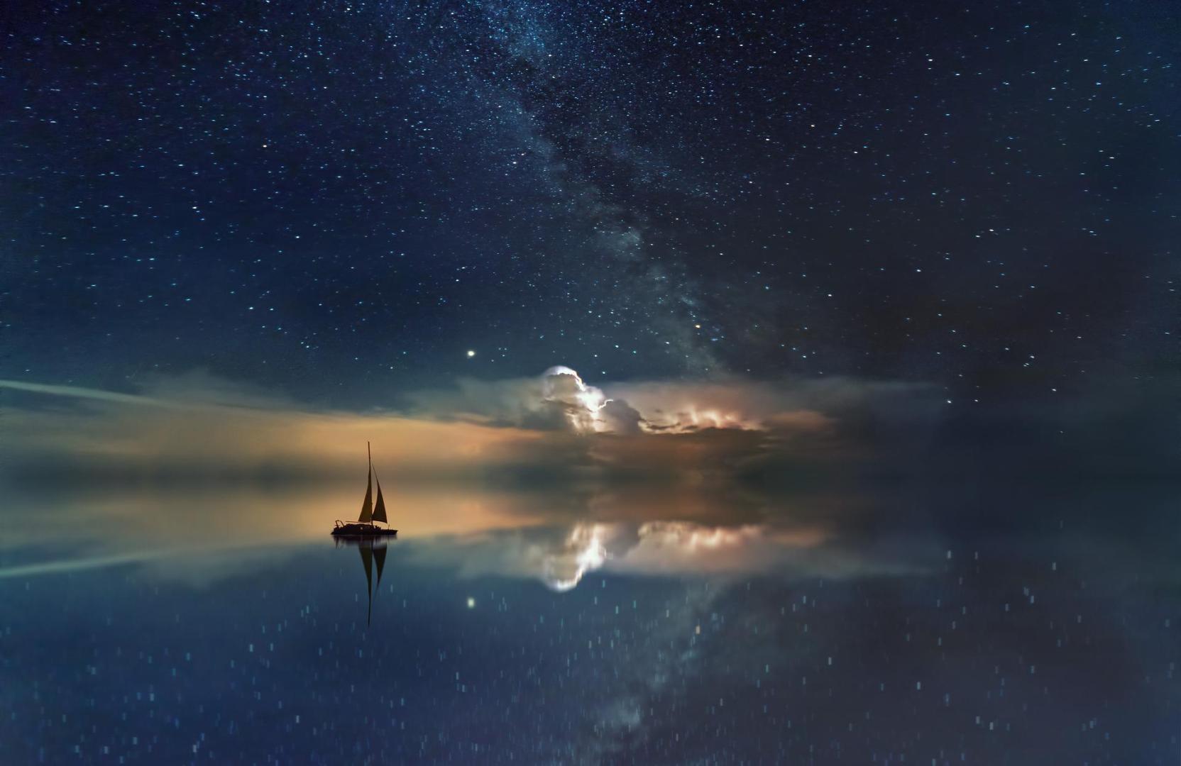 布满银河繁星的夜空下，平缓水面倒映出完整星影，水面上立着一艘双桅帆船的深色剪影。