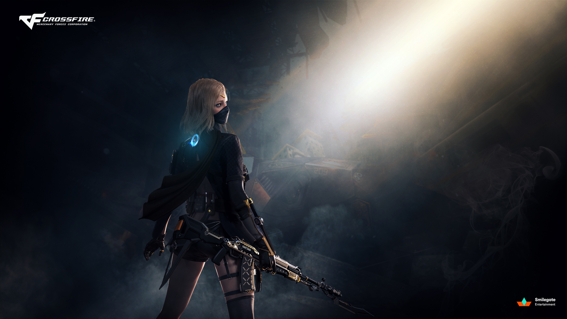 写实游戏风格画面，昏暗烟尘的废弃工业战地中，戴黑色面罩的女性作战角色手持带金色装饰的战术步枪，右上角暖调光束斜洒。