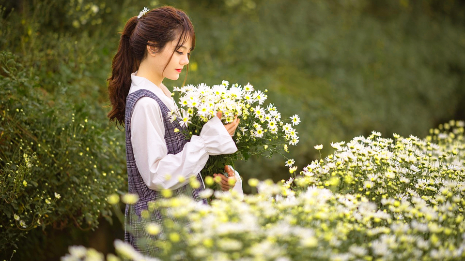 手持鲜花的少女