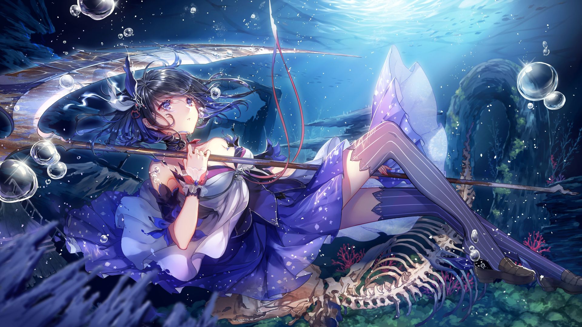 深海中，黑发紫眸少女横卧着手握巨型长镰，身着紫白渐变的纱质裙摆，身周漂浮透明气泡，背景可见海底的岩石与珊瑚。