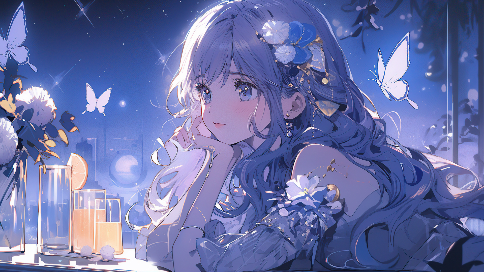 紫发少女在蓝紫色调的夜色窗边，身旁有数只白蝴蝶环绕，台面上摆放着玻璃杯与花瓶。