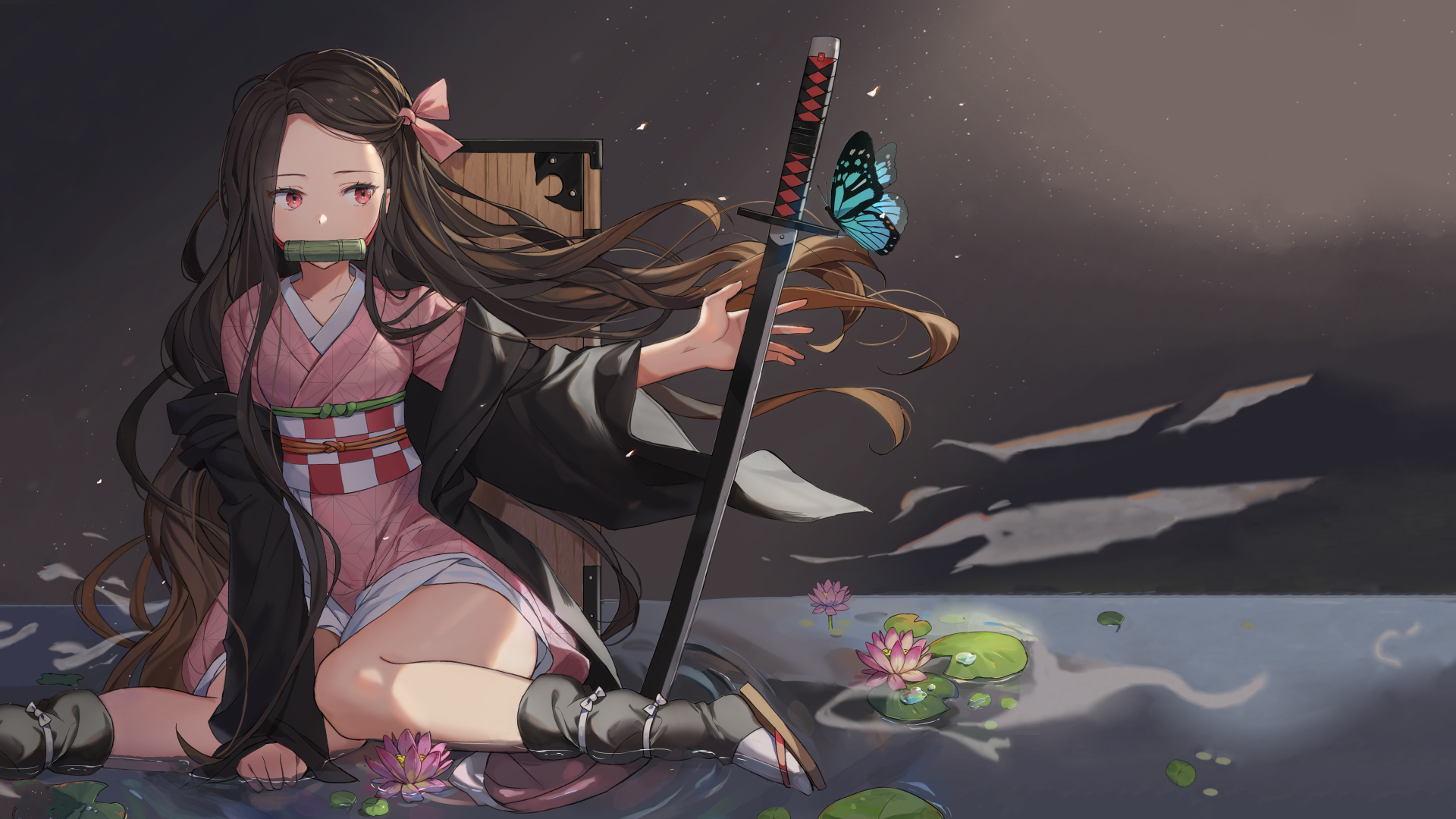 灶门祢豆子身着粉色和服与黑色外袍，嘴咬绿色竹筒坐于漂浮着粉色睡莲的浅水中，身旁立着带有蓝纹蝴蝶的日轮刀，背景是带星点的夜空与远山。