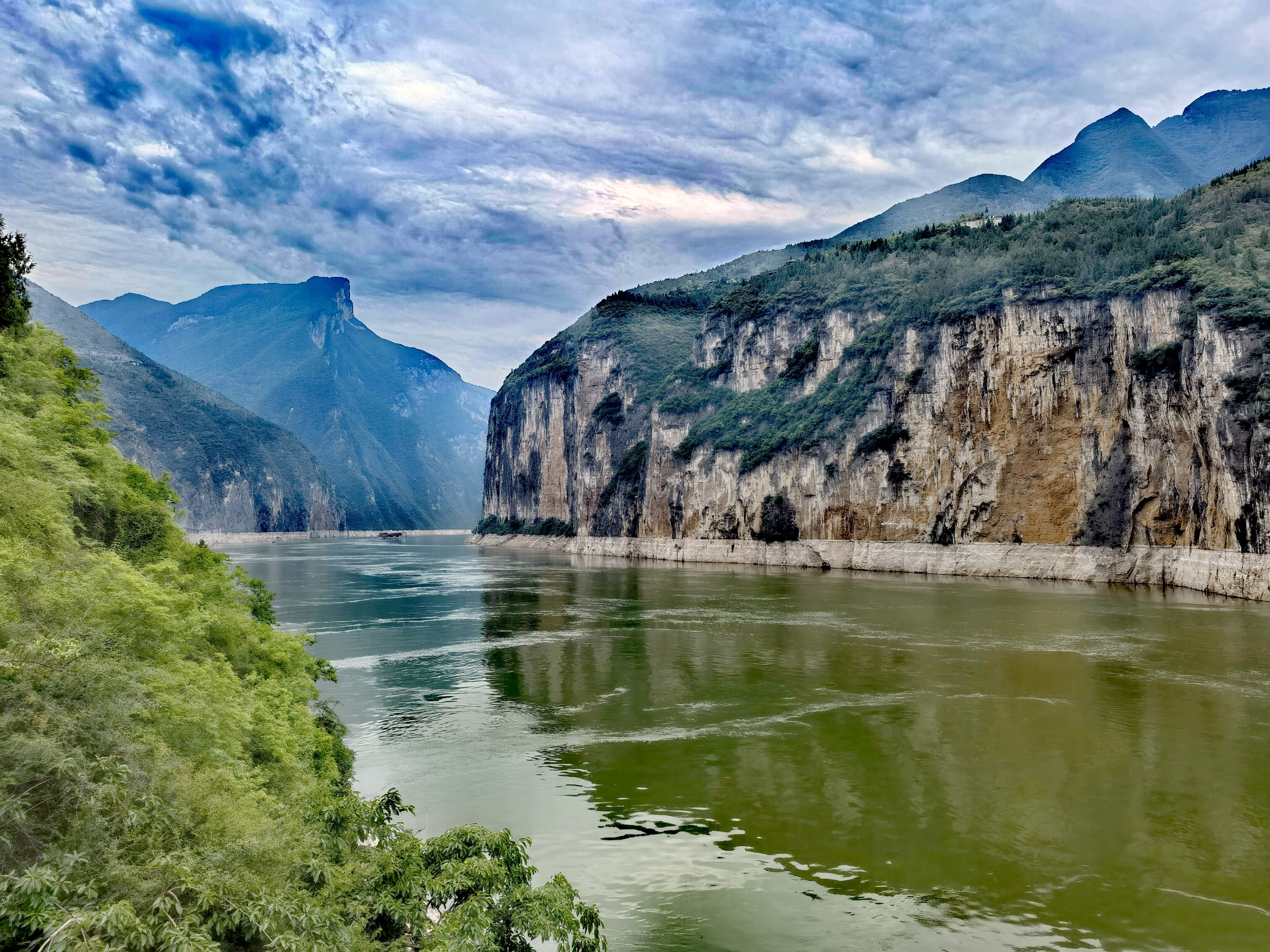 轻舟已过万重山