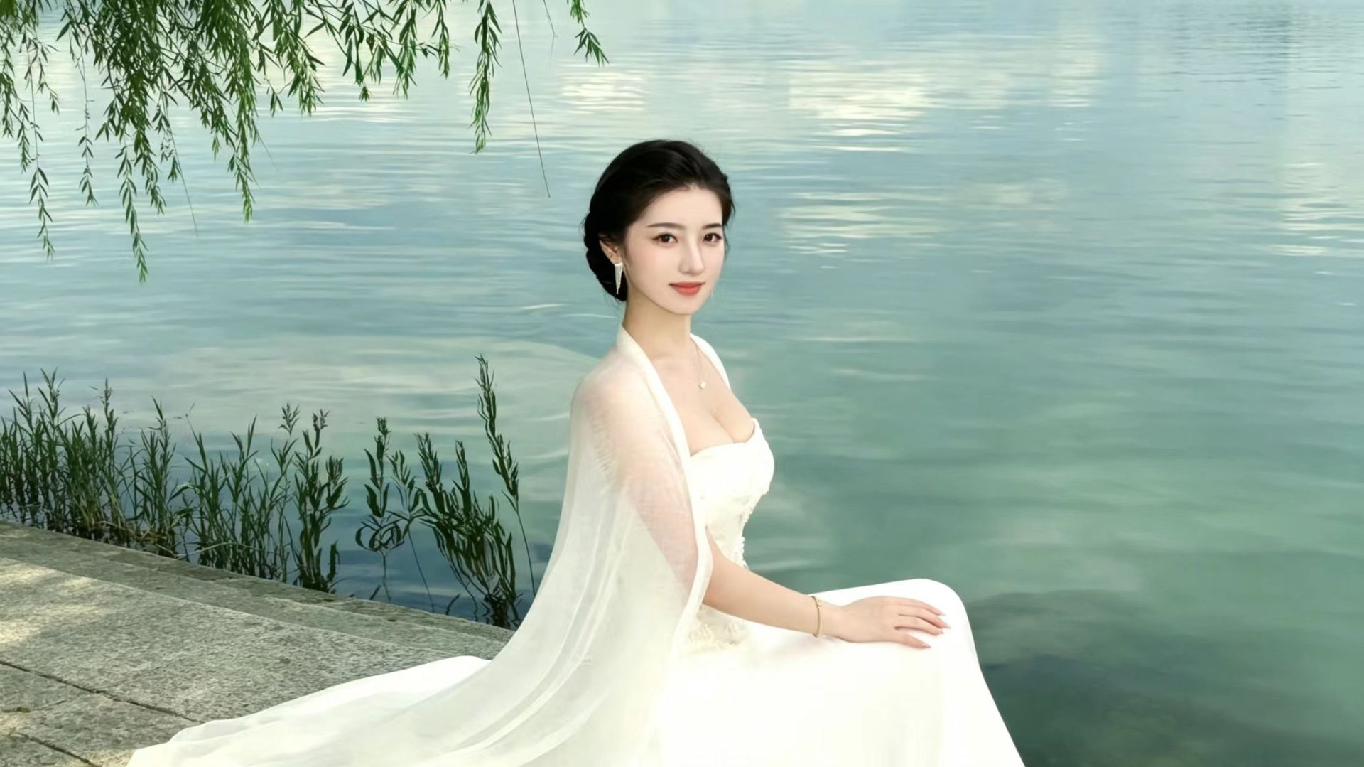 湖畔美女