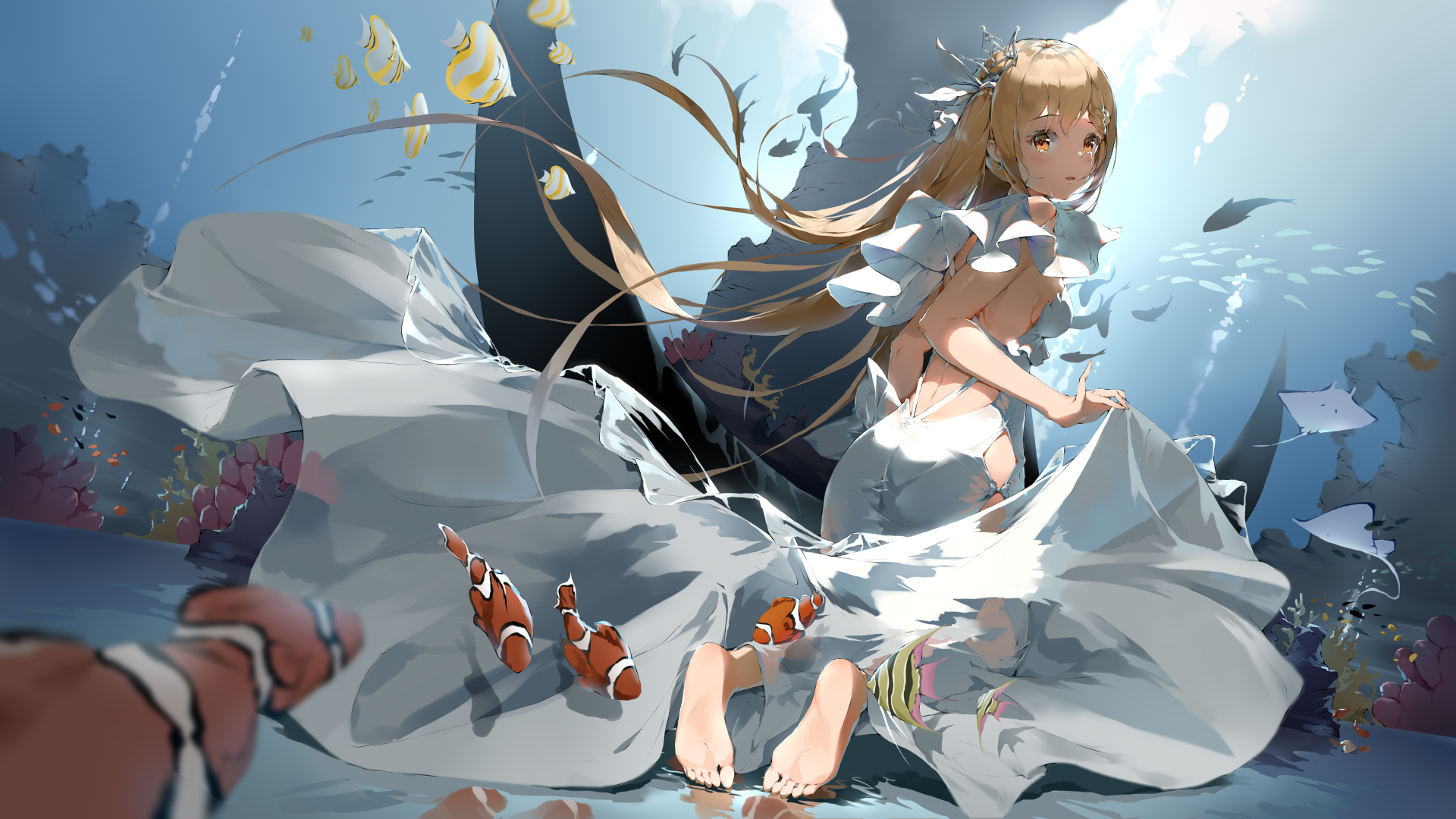 浅金长发白裙少女身处海底浅水环境，周围环绕小丑鱼、海鱼与珊瑚