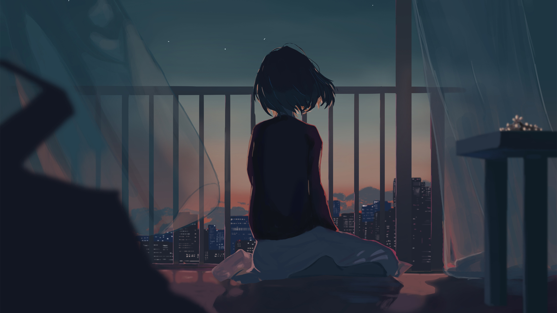日系插画，背对镜头跪坐在室内的短发女孩面向暮色中的城市窗景，天空由橙红渐变至暗青，楼宇亮起点点灯光。
