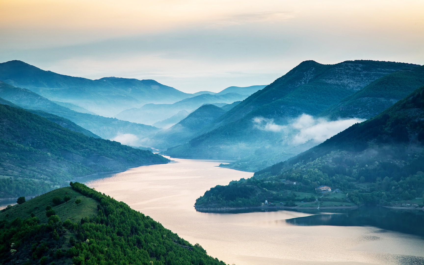 晨雾层叠青山间的蜿蜒河湖自然风景