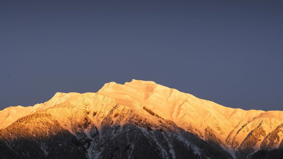 雪山余辉