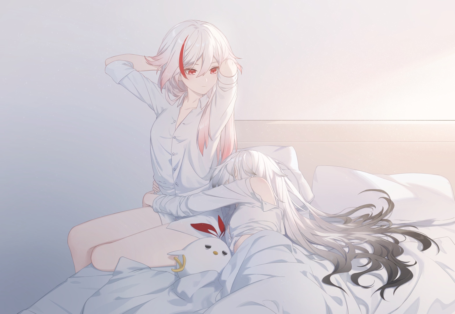 卧室床榻上两位穿白衬衫的白发少女