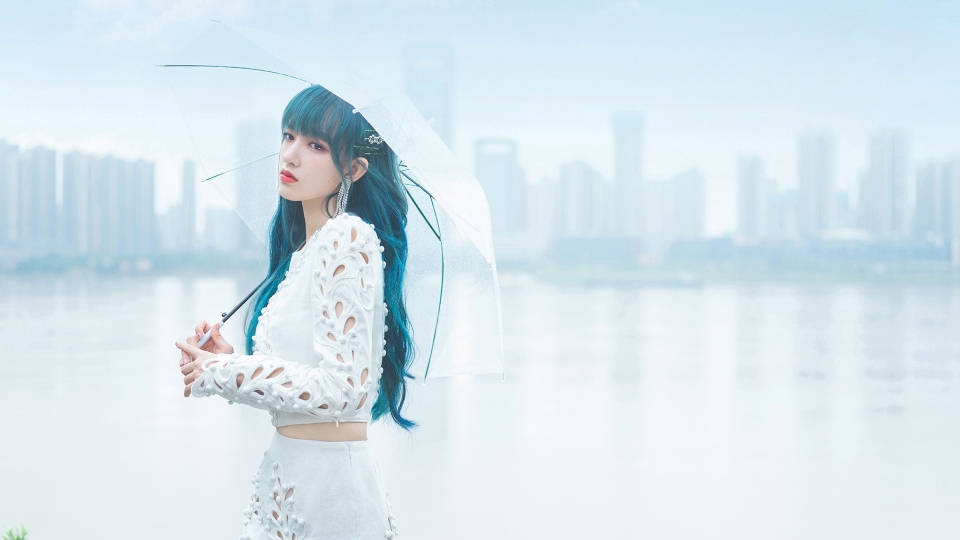 程潇雨中散步