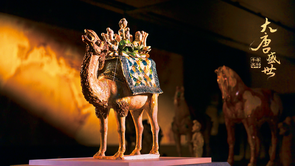 唐三彩骆驼载乐俑