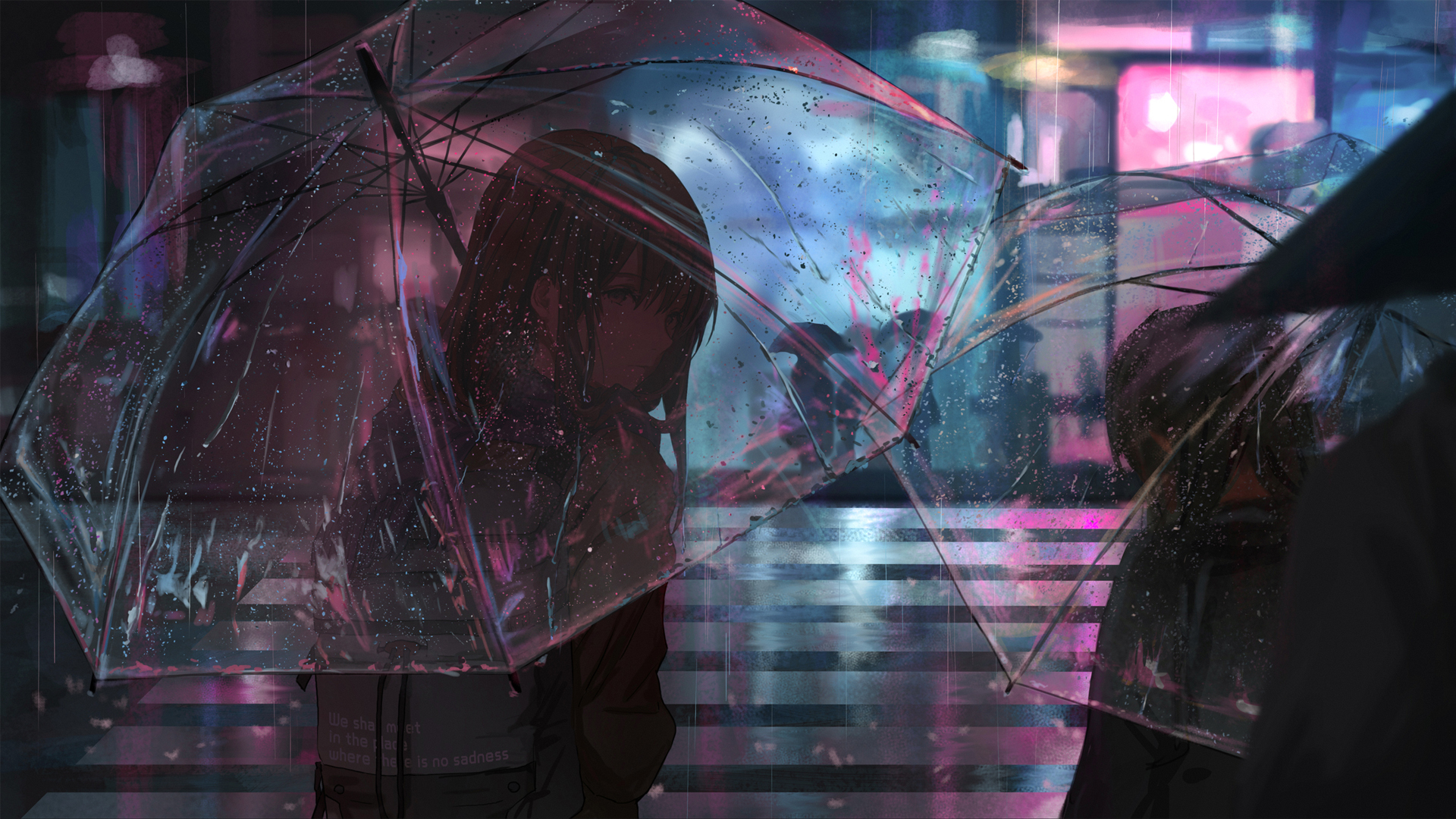 撑透明伞的棕发少女站在雨夜斑马线上，地面倒映粉蓝霓虹，四周分布其他撑伞人影。