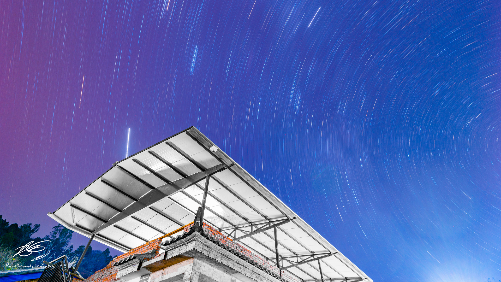 渐变夜空下的环形星轨与屋顶顶棚