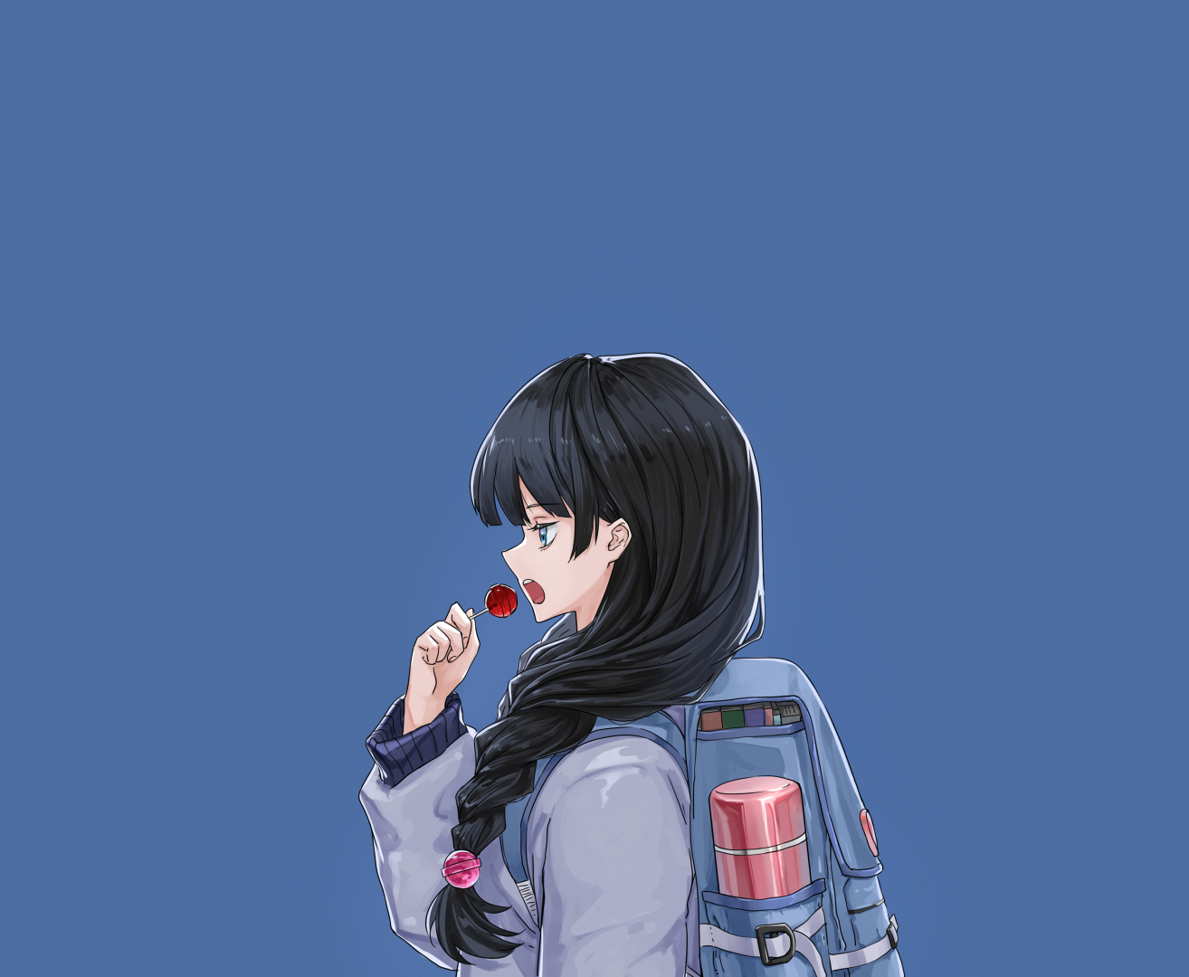 清新二次元插画，纯蓝色背景，侧立朝左的淡蓝色衣物少女举着红色棒棒糖，背后蓝色双肩包侧口袋插着红色保温杯。