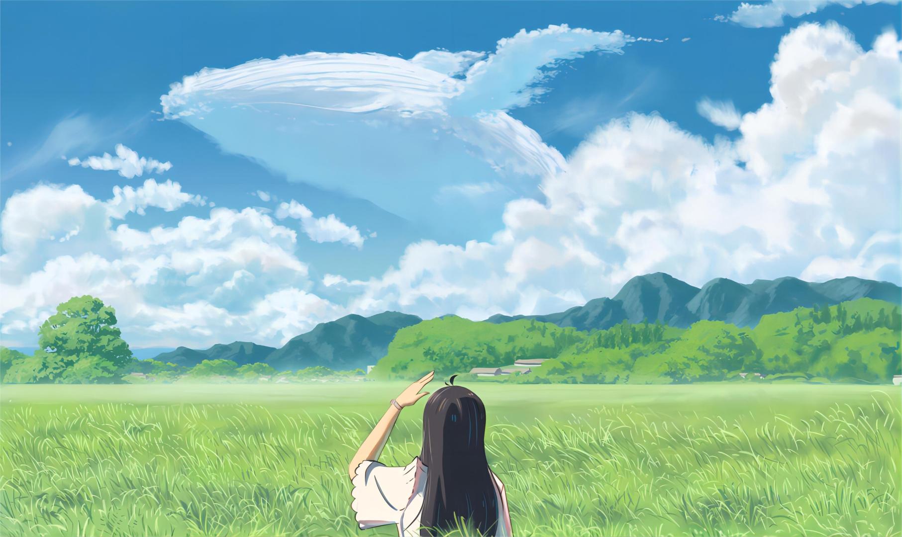 长发少女站在夏日青草原上，抬手望向飘着大朵白云的蓝天与远处青山。