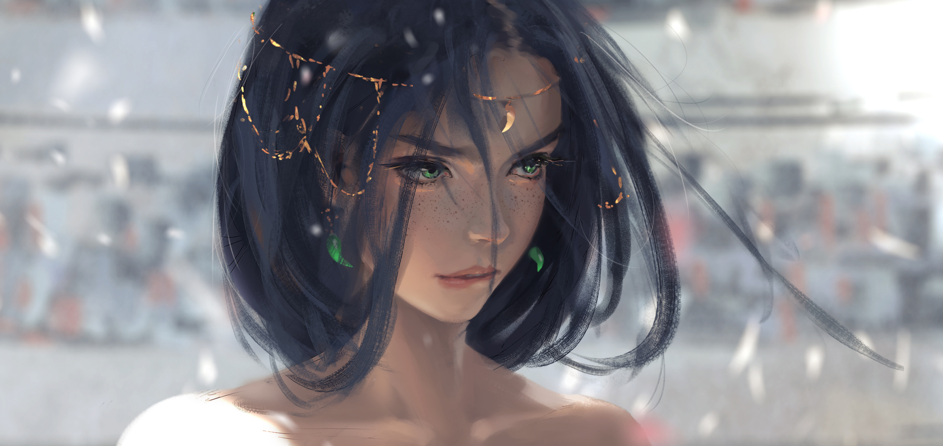 深蓝短发少女缀着金色发饰，翠绿眼眸，背景是模糊的飘雪白调远景。
