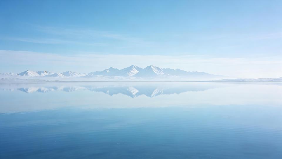 雾霭山河极简风壁纸