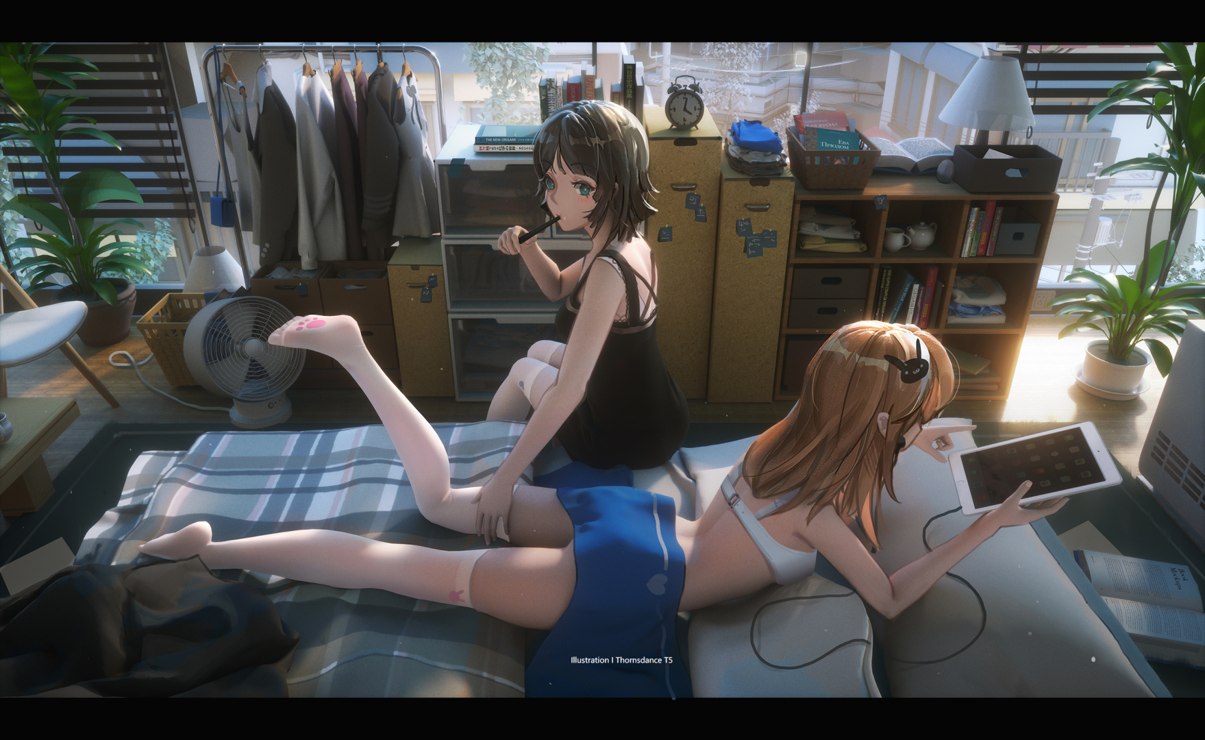 暖调日光照射的日间卧室里，两名身着吊带服饰、白丝袜的二次元少女共处格纹床面旁，窗边排布收纳柜、晾衣架与绿植盆栽。