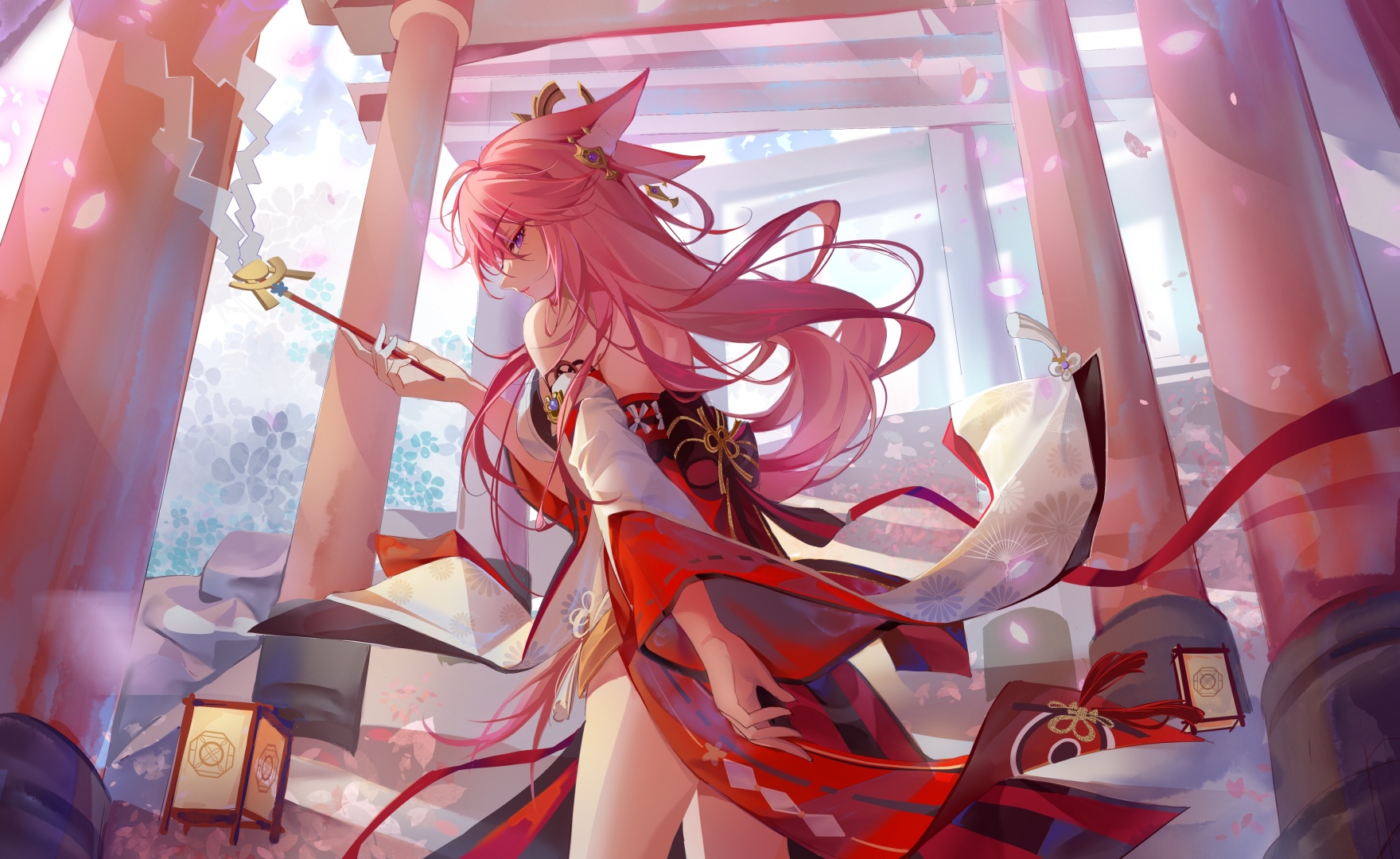 八重神子身着红黑白和风服饰，持红金杖器物立于粉色神社内，空中飘洒粉色花瓣。