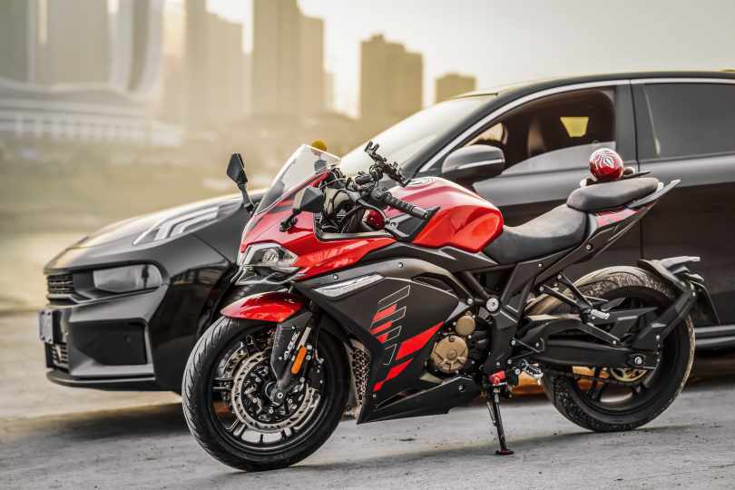 炫酷摩托江边风景壁纸