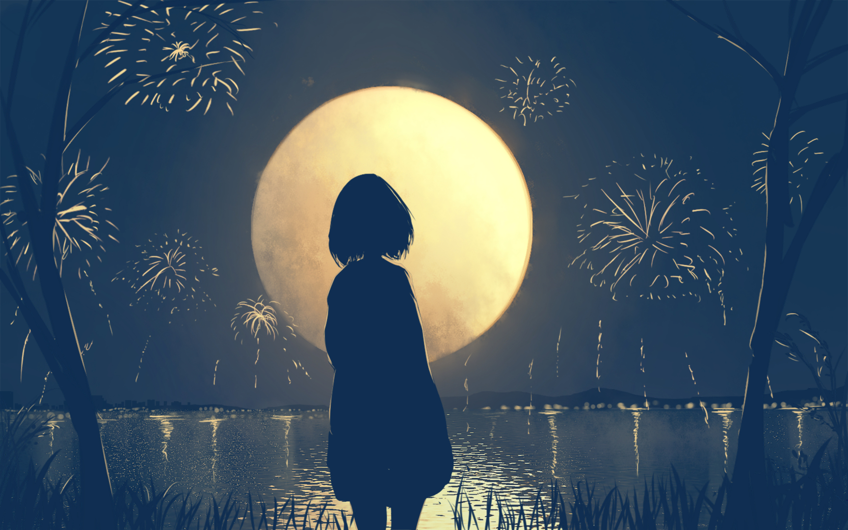 深靛蓝夜空下正圆亮黄满月悬于水岸，金色放射状烟花绽放，短发深色人物背影剪影立于岸边，水面倒映月光，远处可见城市与山峦暗色轮廓，两侧分布树木与前景草本植物剪影。
