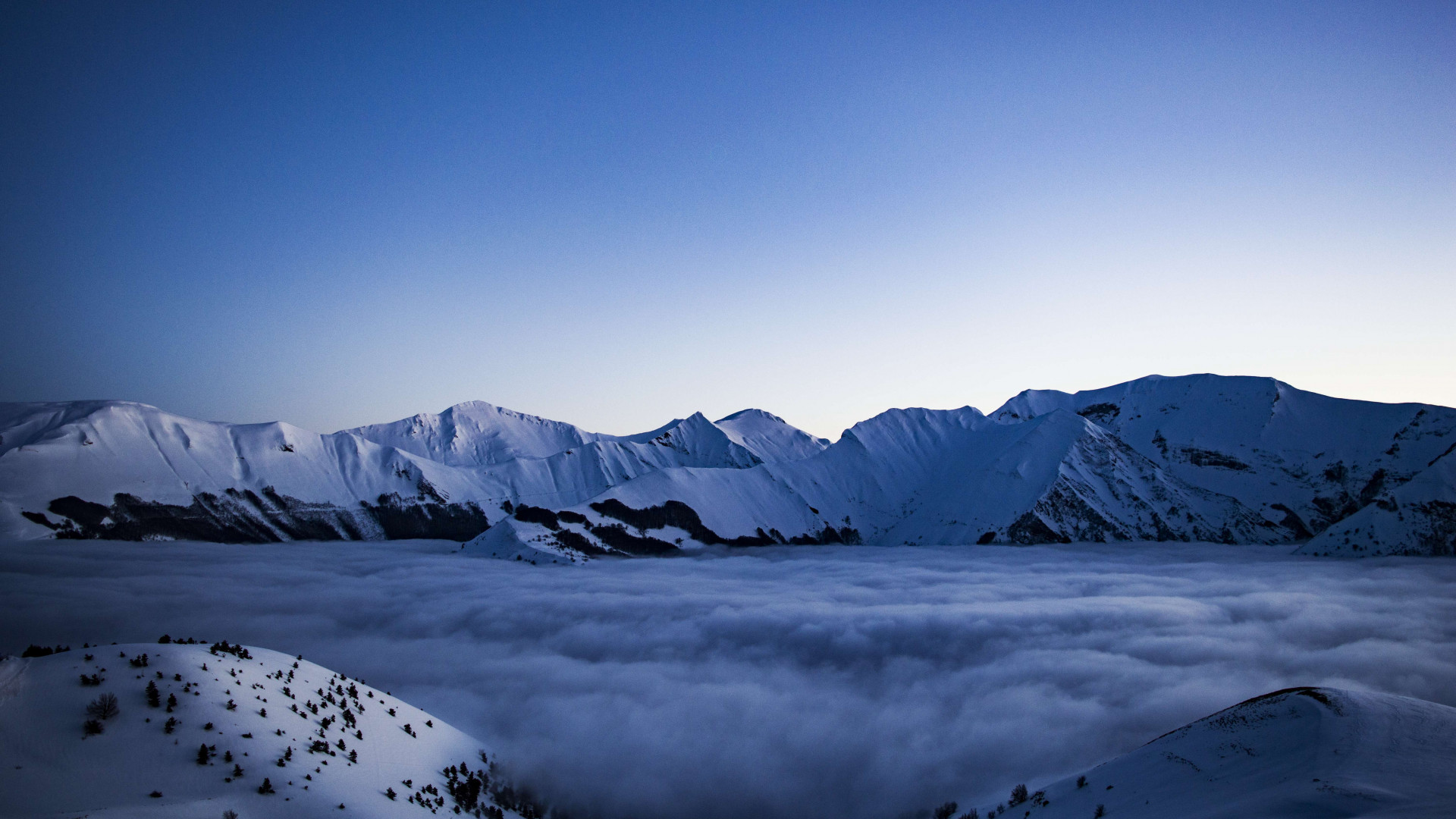 冷蓝调积雪山脉与云海风光