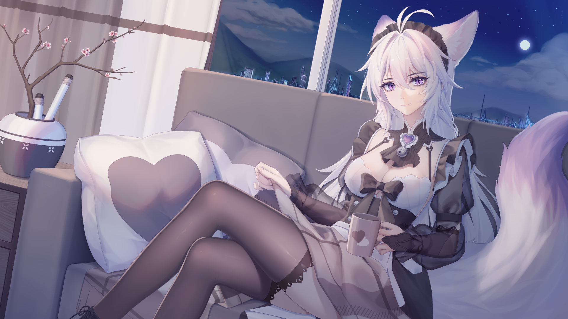 狐耳女仆少女持杯斜靠沙发，窗外是月夜城市景观