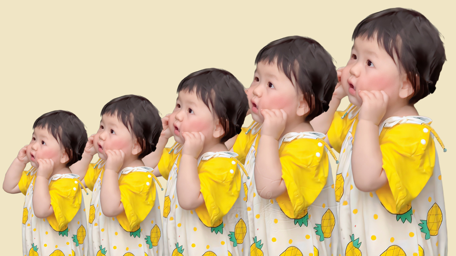 五名同款短发婴幼儿横向排列，双手放在脸颊旁