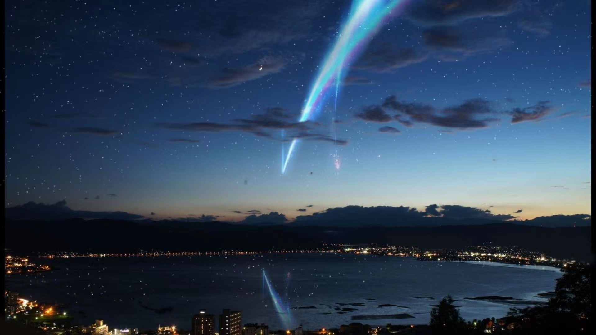 湖滨暮色夜景，亮蓝色流星划过缀满繁星的深蓝色夜空，湖面倒映光迹，岸线亮着连片城镇灯光。