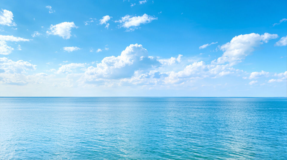 夏日澄澈蓝色海面