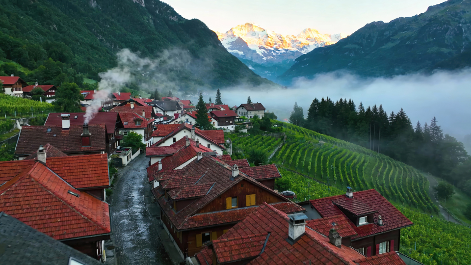 清晨薄雾旅游小镇