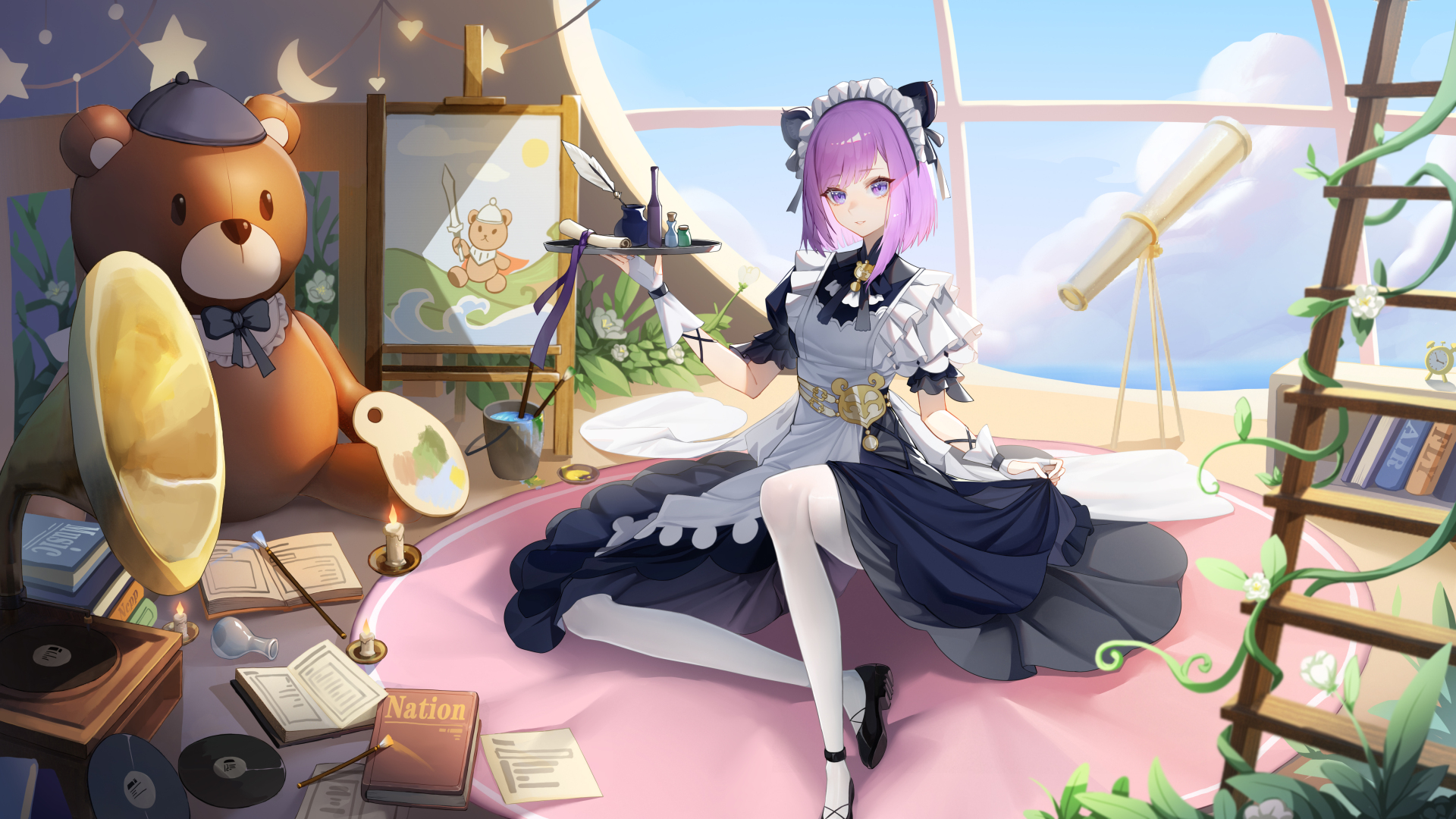 二次元清新治愈风插画，紫短发女仆装少女举着放有羽毛笔墨水瓶的托盘，身旁立着戴礼帽的棕色大泰迪熊，临弧形落地窗的文艺室内摆放着画架、留声机、蜡烛与望远镜，窗外是蓝天近海。