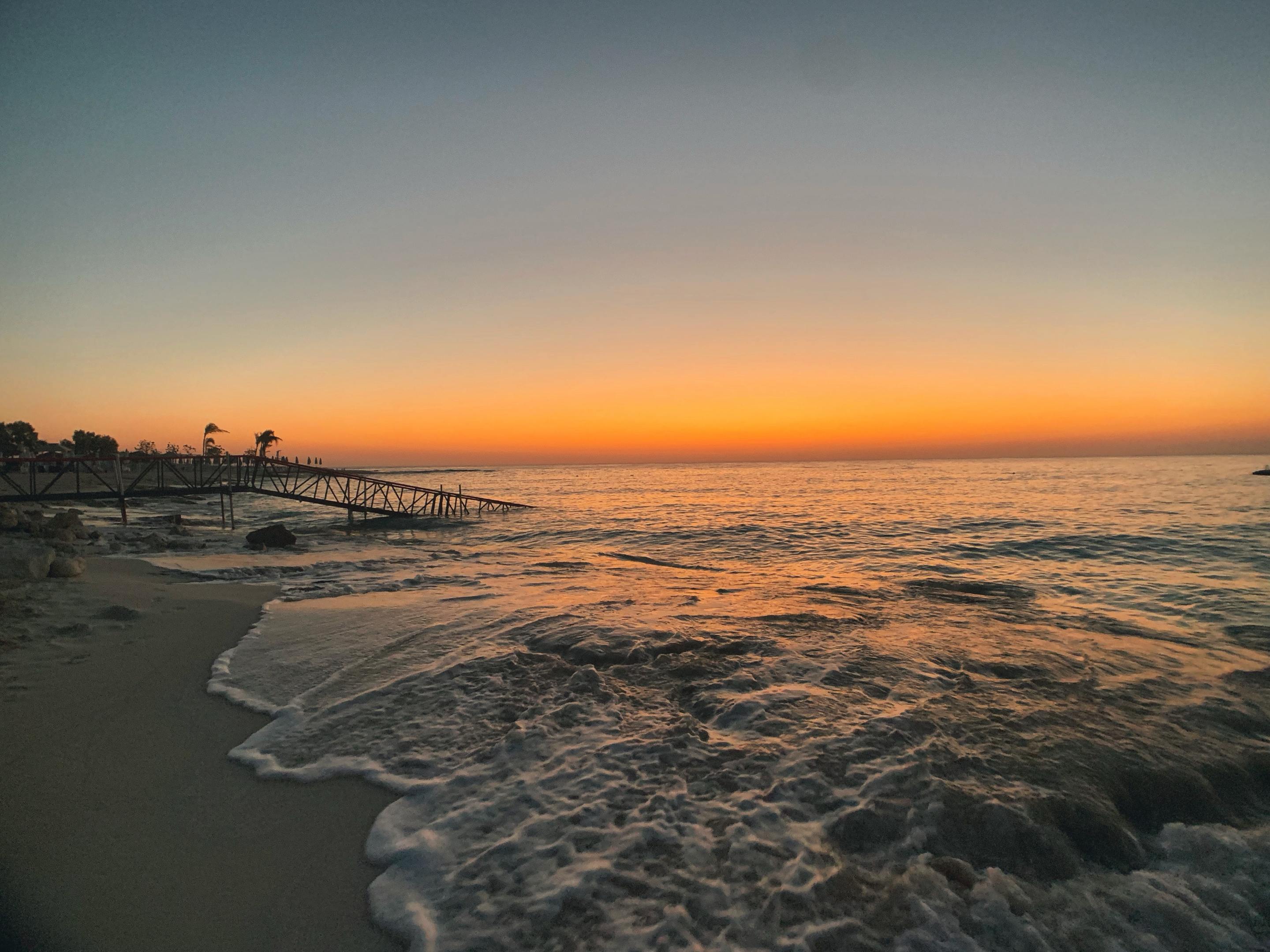 旅行中浪漫情侣在海中看夕阳高清图片下载-正版图片500617398-摄图网