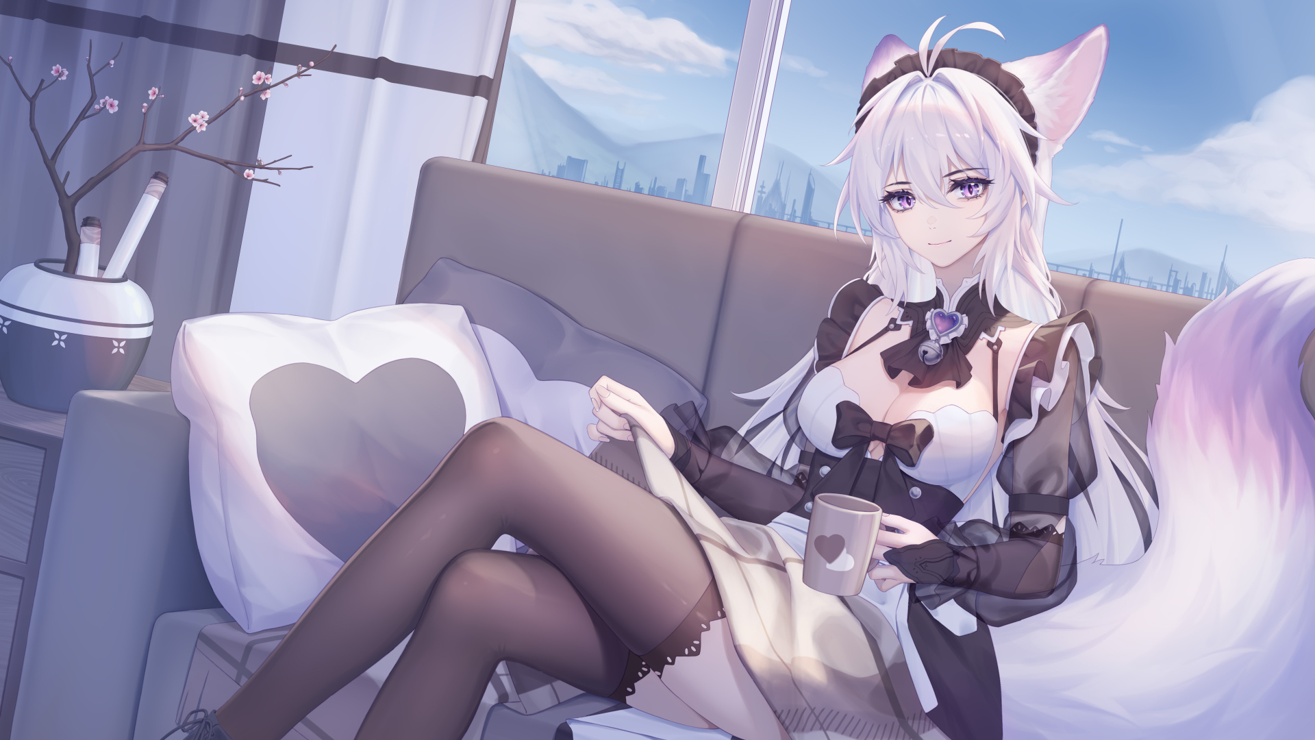 狐耳女仆少女坐在沙发上手持马克杯，窗边摆放着粉花枝条，窗外可见城市远景。