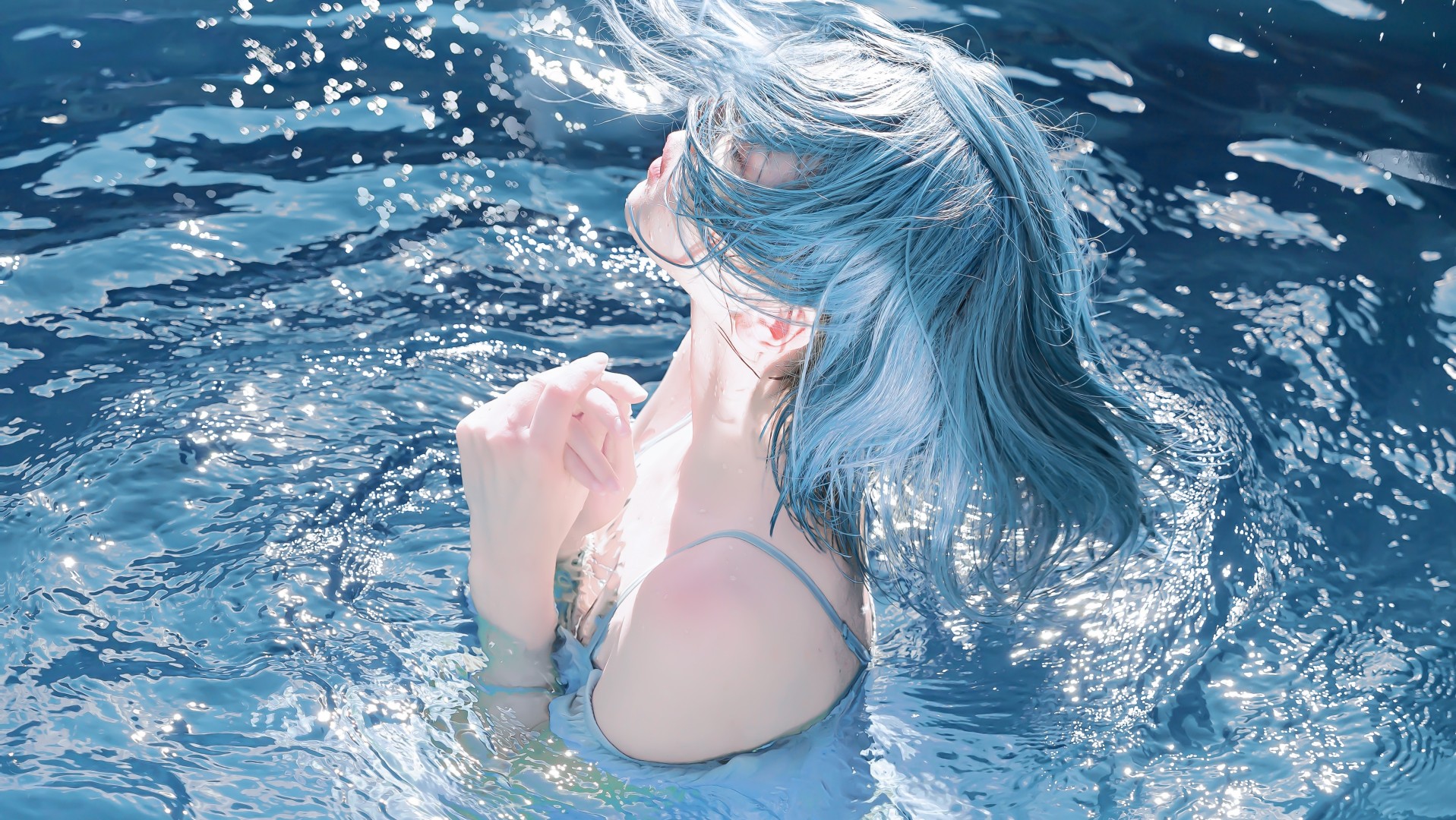 蓝发少女半身浸在波光水面，仰头闭目，湿发飘散在水面。