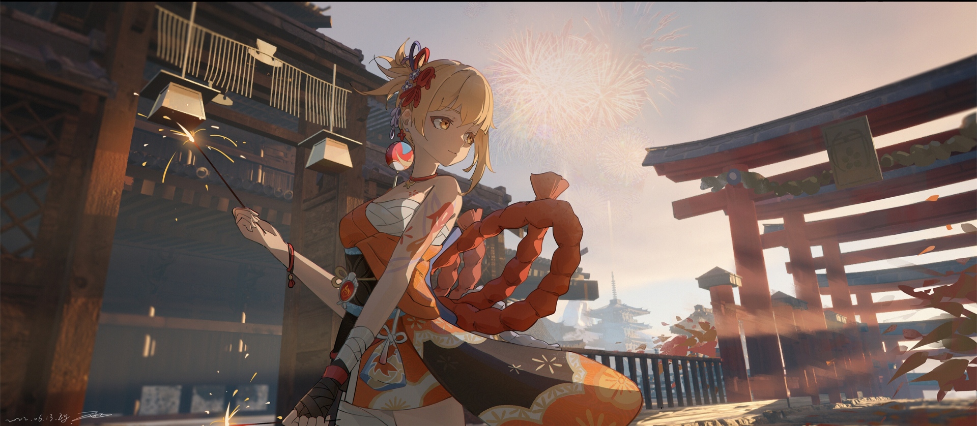 黄昏日式神社前，宵宫身着金橙和服手持点燃的仙女棒，背景朱红鸟居上空绽放着暖调烟花。