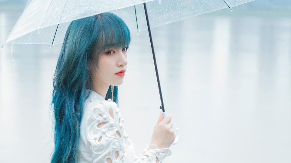 程潇雨中散步