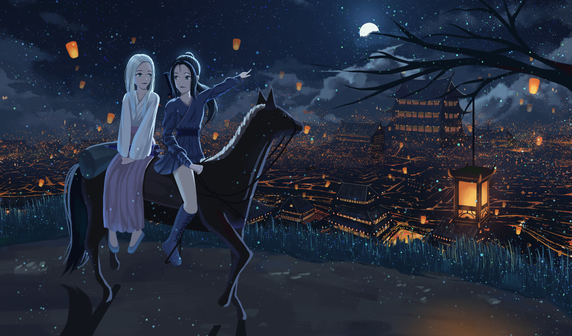 两名少女骑马俯瞰灯火古城，夜空飘着孔明灯与圆月。