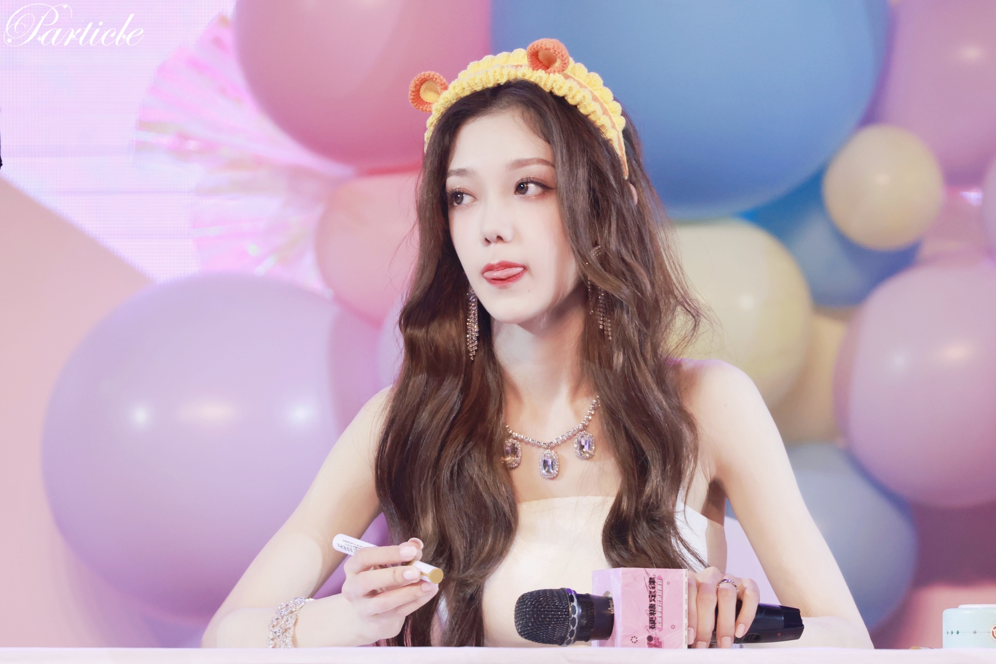 希林娜依·高硬糖定律签售会(美女静态壁纸) - 静态壁纸下载 - 元气