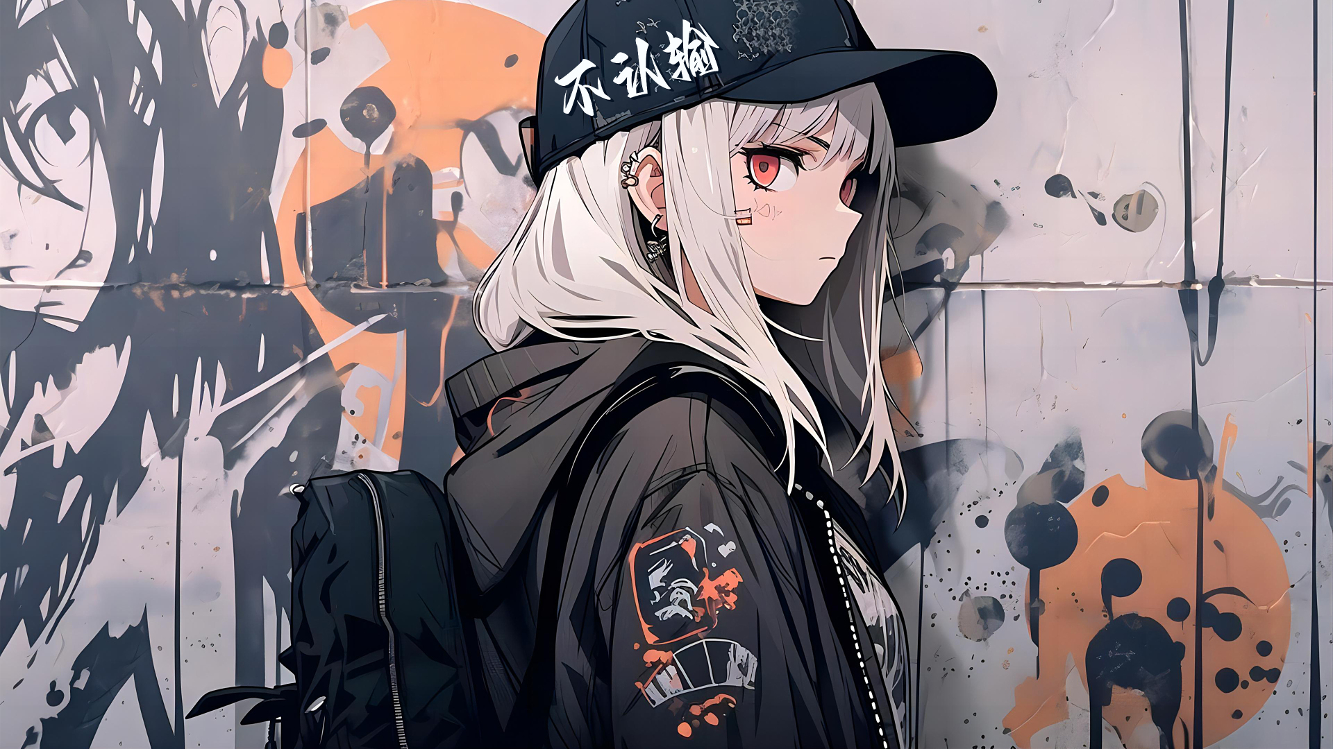 灰发动漫少女侧身靠在橙黑涂鸦墙前，头戴印字棒球帽，身着黑色外套背黑色背包