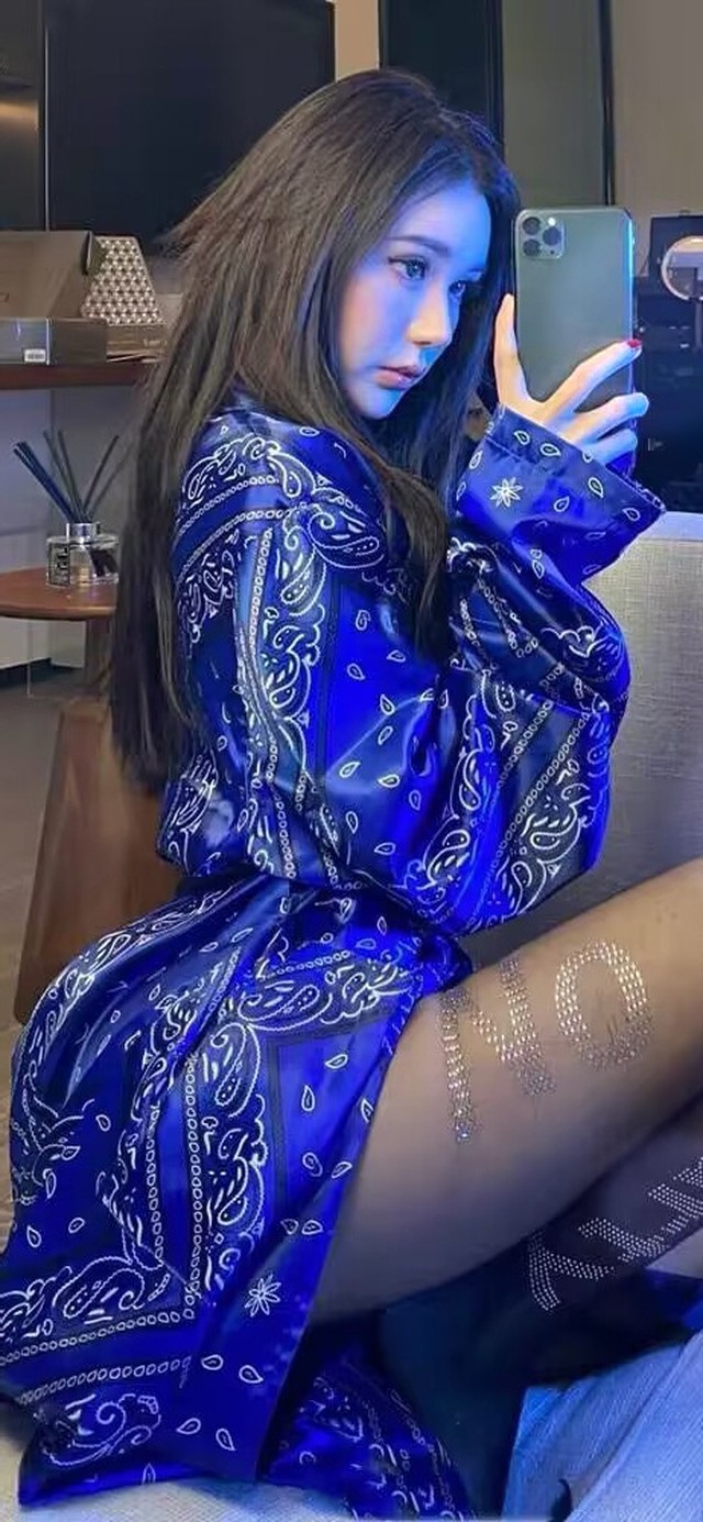 长腿黑丝姐姐
