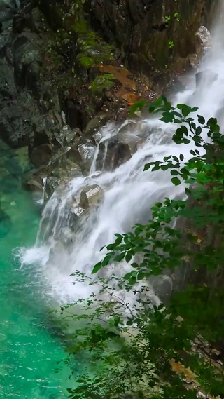 夏日清凉瀑布水潭