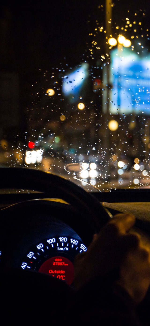 夜间城市的灯光